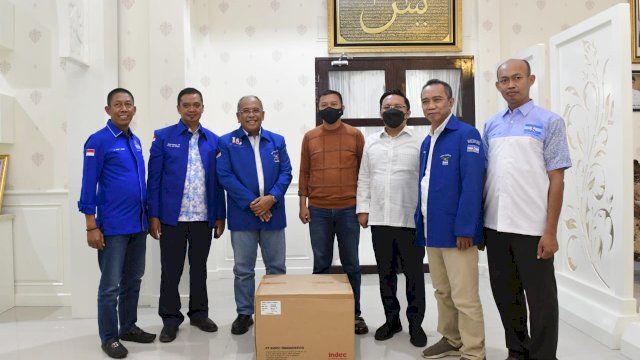 Ilham Arief Sirajuddin (IAS) didampingi Politisi Partai Demokrat menyerahkan langsung bantuan 5.000 alat Rapid Antigen kepada Bupati Kepulauan Selayar Basli Ali, Selasa (09/11/2021).