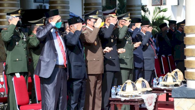 Pelaksanaan Upacara Hari Pahlawan di Halaman Kantor Bupati Soppeng, Rabu (10/11/2021).