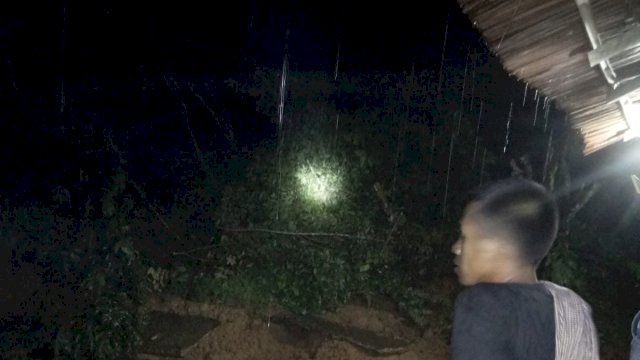 Longsor Kembali Melanda Jl Poros Palopo - Toraja, Rabu (10/11/2021) malam