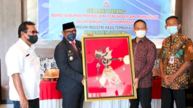 Bupati Kebumen Arif Sugiyanto, menyerahkan cendera mata ke Wakil Bupati Soppeng Luthfi Halide.