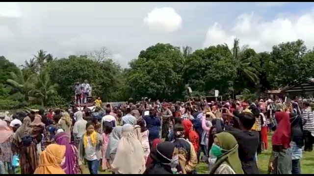 Kampanye Terbuka Calon Kepala Desa di Tope Jawa, Kabupaten Takalar, yang melibatkan ratusan massa diduga melanggar protkes.