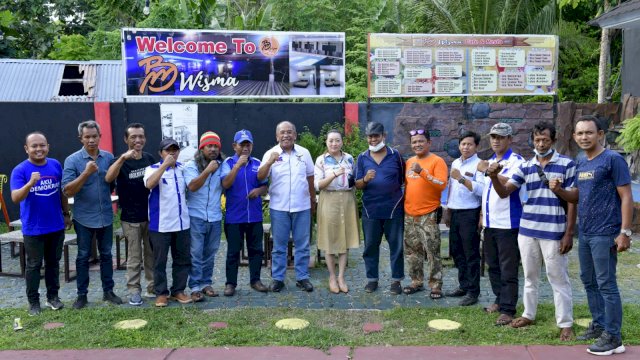 Politisi Partai Demokrat Sulsel Ilham Arief Sirajuddin (IAS) bersama Pengurus EPC Demokrat Kabupaten Bantaeng.