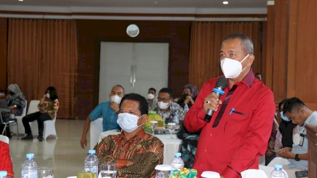 Bupati Polewali Mandar (Polman) Andi Ibrahim Masdar (baju merah) saat berbicara di Forum Rapat Koordinasi Pencegahan Korupsi, Kamis (11/11/2021).