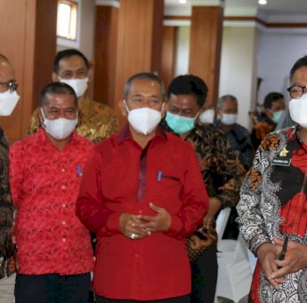 Wakil Ketua KPK RI Serahkan Sertifikat Tanah Jalan ke Bupati Polman