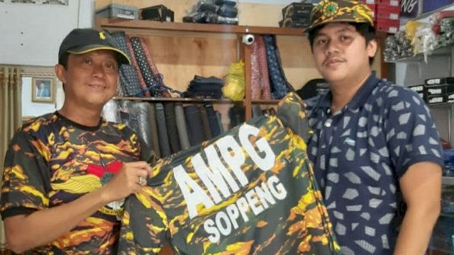 H. Ismail H. Cedang menyerahkan secara simbolis Baju Kaos AMPG Kabupaten Soppeng kepada Andi Muhammad Farid Kaswadi, Kamis (11/11/2021).