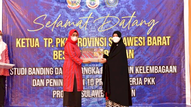 Pelaksana Tugas TP PKK Sulsel Naoemi Octarina, memberikan cendera mata ke Ketua TP PKK Sulbar Andi Ruskita Ali Baal Masdar, di Gedung Kartini Makassar, Kamis (11/11/2021).
