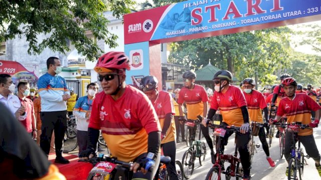 Plt Gubernur Sulsel Andi Sudirman Sulaiman, melepas 70 peserta Komunitas Sepeda Lipat dari berbagai daerah di Indonesia, di Depan Rumah Jabatan Wakil Gubernur, Kamis (11/11/2021).