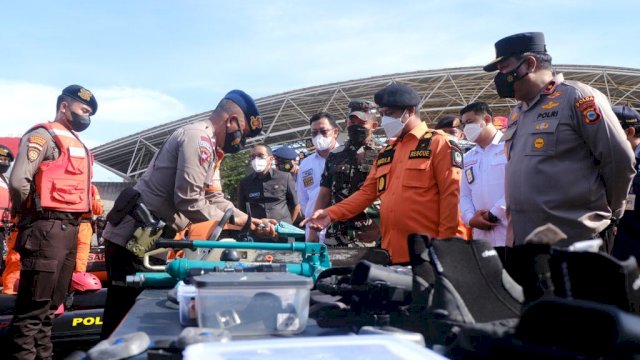 Plt Gubernur Sulsel Andi Sudirman Sulaiman, mengecek peralatan Pasukan Kesiapsiagaan Penanganan Bencana Alam, Kamis (11/11/2021).