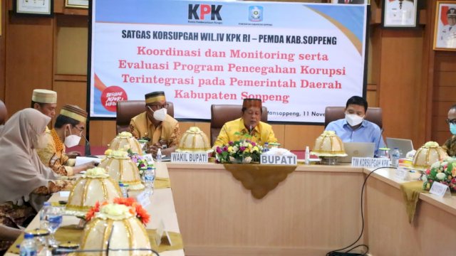 Bupati Soppeng Andi Kaswadi bersama Wakil Bupati Luthfi Halide, menerima Tim Korsupgah Wilayah IV KPK RI Sulsel di Ruang Pola Kantor Bupati Soppeng, Kamis (11/11/2021).
