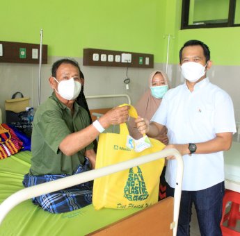 Peringati HKN, Manajemen RSUD Sinjai Berbagi Bingkisan ke Pasien