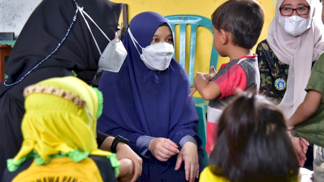 Plt Ketua Bunda PAUD Sulsel Naoemi Octarina, berbincang dengan salah satu Murid saat meninjau langsung kegiatan Pustaka Mobile Bunda PAUD Sulsel "Koper Kasih Sayang", di Rusunawa Panambungan Kecamatan Mariso Kota Makassar, Jumat (12/11/2021). 