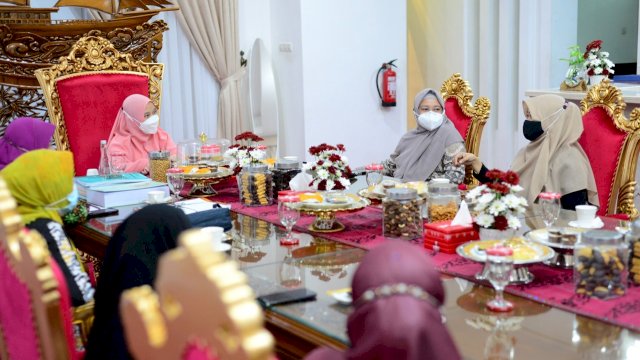 Plt Bunda Paud Sulsel Naoemi Octarina, menerima Ketua Aisyiyah Sulsel Nurhayati Aziz bersama Rombongan, Jumat (12/11/2021).