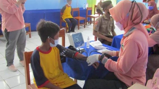 Salah satu Siswa SMPN 5 Sinjai saat dilakukan Screening untuk melakukan Vaksinasi Pertama.