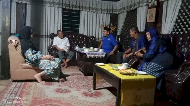 Politisi Partai Demokrat Sulsel Ilham Arief Sirajuddin (IAS) saat mengunjungi kediaman Puang Cia, di Kalosi Kabupaten Enrekang, Sabtu (13/11/2021).