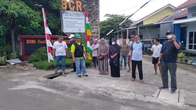 Ketua Forum Komunitas Hijau (FKH) Kota Parepare Bakhtiar Syarifuddin, saat mengunjungi kompleks perumahan D'Carlos Residence Bumi Harapan, Minggu (14/11/2021).