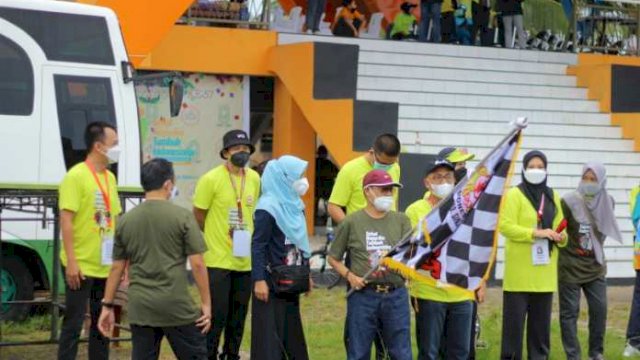 Sekda Sinjai, Akbar, melepas Peserta Fun Bike di Lapangan Sinjai Bersatu, Minggu (14/11/2021).