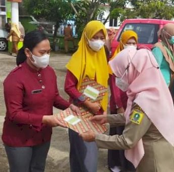Dinkes Sinjai Berikan Penghargaan ke Tenaga Kesehatan dan Puskesmas Terbaik