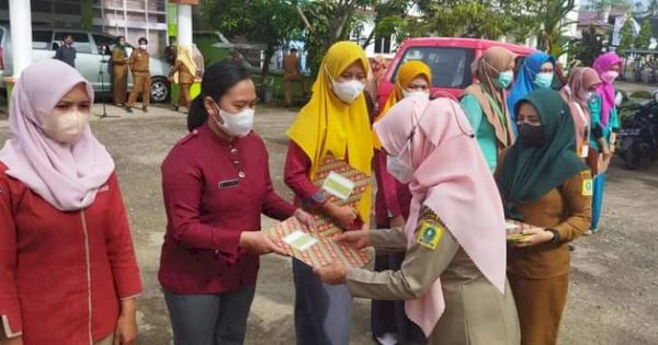 Dinkes Sinjai Berikan Penghargaan ke Tenaga Kesehatan dan Puskesmas Terbaik