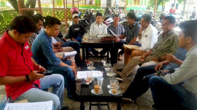 Para Tenaga Ahli usai mengikuti Pertemuan di DPRD Soppeng, Senin (15/11/2021).