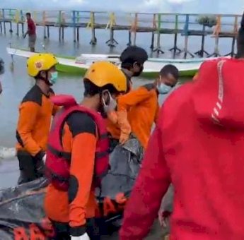 Mayat yang Mengapung di Perairan Pulau Tanakeke Takalar Berhasil Dievakuasi Tim SAR