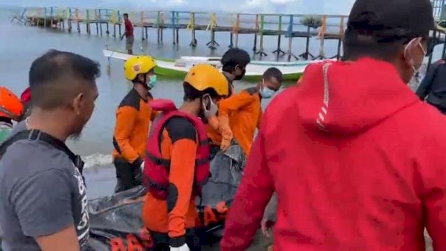 Basarnas mengevakuasi mayat tanpa identitas yang ditemukan di Laut Kepulauan Tanakeke Kabupaten Takalar, Senin (15/11/2021).