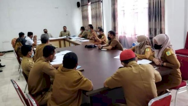 Rapat Evaluasi pengelolaan Pendapatan Asli Daerah (PAD) di Ruang Rapat Gedung B kantor Bupati Sinjai, Selasa (16/11/2021).