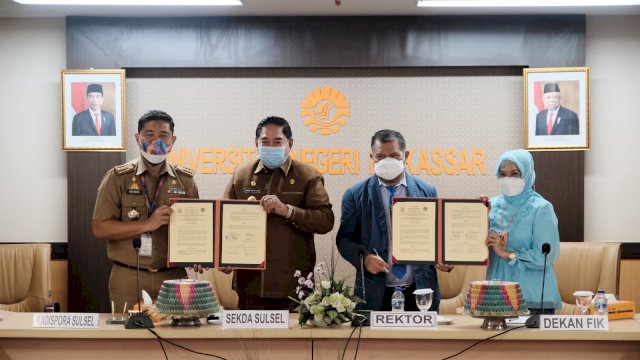 Penandatanganan MoU antara Pemprov Sulsel yang diwakili oleh Sekda Abdul Hayat Gani dan Kepala Dinas Pemuda dan Olahraga Andi Arwin Azis bersama Rektor UNM Prof. Husain Syam dan Dekan Fakultas Ilmu Keolahragaan, Selasa (16/11/2021).