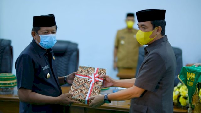 Bupati Soppeng Andi Kaswadi Razak, menyerahkan Draft Ranperda kepada Ketua DPRD Syahruddin M Adam untuk dibahas menjadi Perda, Selasa (16/11/2021).