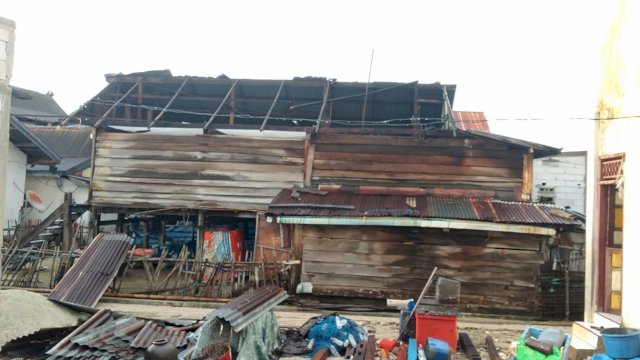Kondisi Rumah Warga pasca diterjang angin puting beliung Pulau Padaelo, Kecamatan Pulau Sembilan, Kabupaten Sinjai, Selasa (17/11/2021).