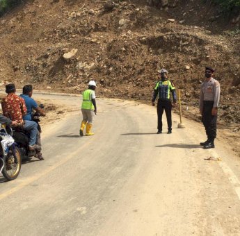 Siaga di Lokasi Longsor, Petugas Polisi Juga Terus Bantu Pengendara yang Terjebak Macet