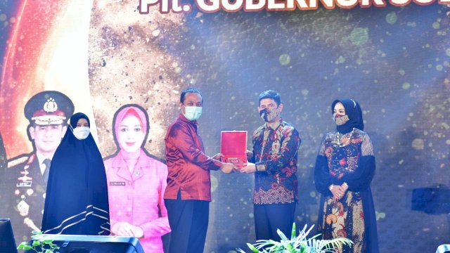 Plt Gubernur Sulsel Andi Sudirman Sulaiman, memberikan cendera mata kepada Irjen Pol Merdisyam yang telah menyelesaikan tugasnya sebagai Kapolda Sulsel.