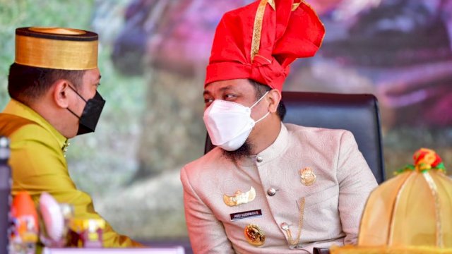 Plt Gubernur Sulsel Andi Sudirman Sulaiman, berbincang dengan Bupati Gowa Adnan Purichta Ichsan, saat menghadiri Rapat Paripurna Istimewa DPRD dalam Rangka Hari Jadi ke 701 tahuh Gowa, Rabu (17/11/2021).
