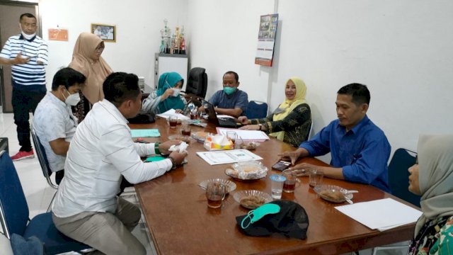 Kepala Dinas PMD Sinjai, Andi Hariyani Rasyid (Kerudung Kuningan) bersama Tenaga Ahli dan&nbsp; Pendamping Kabupaten saat membahas pengelolaan Bumdes di Sinjai, Kamis (18/11/2021).