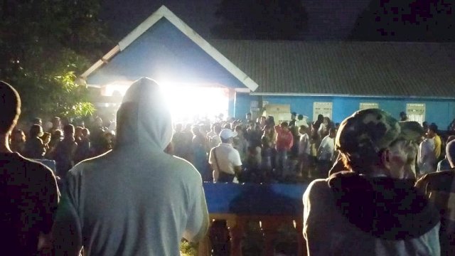 Sasana Ratusan massa kepung Kantor Desa Tamasaju Kecamatan Galesong Utara, Kabupaten Takalar.