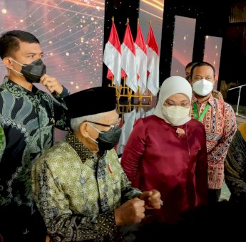 Kenakan Batik Sarita Toraja, Andi Sudirman Terima Penganugerahan Produktivitas Paramakarya 2021