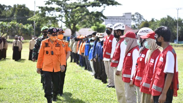 Sekda Luwu Utara, Armidi, mengecek kesiapan personel saat Apel Konsolidasi Kesiapsiagaan Bencana, Jumat (19/11/2021).