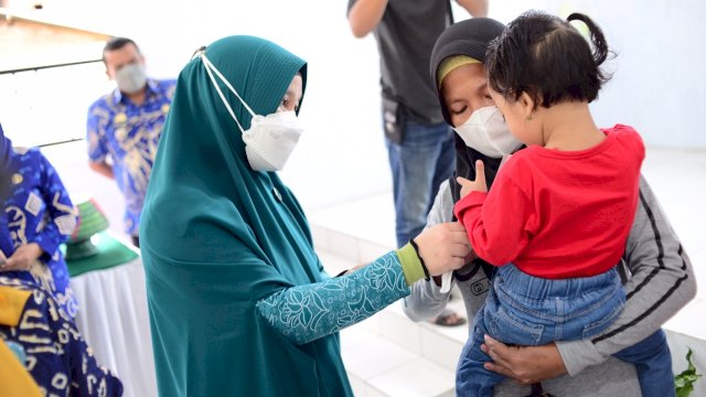 Plt Ketua PKK Sulsel Naoemi Octarina, berdialog dengan salah satu warga anak penerima Bantuan Paket Sembako di Kabupaten Gowa, Jumat (19/11/2021).