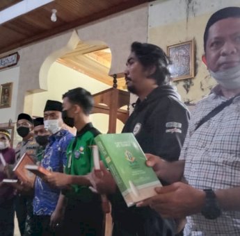 Kapolres Pelabuhan Makassar Salurkan Mushaf dan Sembako di Tinggimoncong Gowa