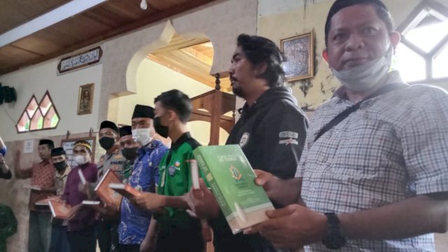 IJTI Sulselbar bersama Kapolres Pelabuhan Makassar saat menyalurkan Bantuan di Tinggimoncong Kabupaten Gowa, Jumat (19/11/2021).
