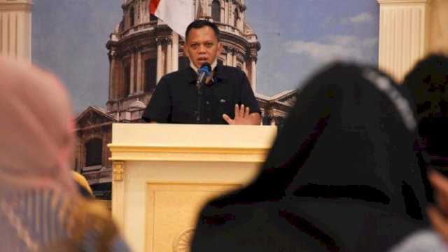 Anggota DPRD Kota Makassar Abdul Azis Namu, memberikan sambutan saat menggelar Sosialisasi Perda, Jumat (19/11/2021).