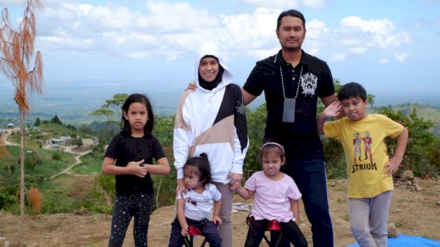 Bupati Sinjai Andi Seto Ghaditsa Asapa dan Isterinya Andi Nurhilda Seto, bersama Empat orang anaknya.