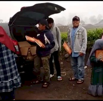 IJTI Sulselbar Bagi-bagi Al-Qur’an dan Sembako di Kaki Gunung Bawakaraeng Gowa Diserbu Warga