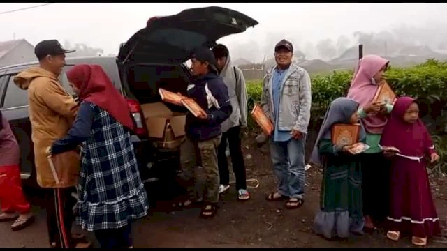 Warga Kaki Gunung Bawakaraeng Kabupaten Gowa, menyerbu pembagian Mushaf Al-Qur'an dan sembako yang dilakukan IJTI pengda Sulselbar, Sabtu (20/11/2021).