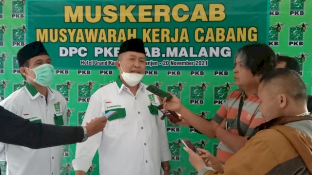 Ketua DPC PKB Kabupaten Malang H.M. Kholiq, diwawancarai awak media, Sabtu (20/11/2021).