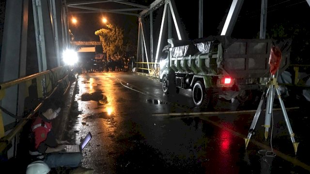 Proses Uni Beban Jembatan Miring Kota Palopo, Minggu (21/11/2021) dini hari.