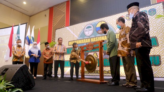 Plt Gubernur Sulsel Andi Sudirman Sulaiman memukul Gong tanda dimulainya Munas Bersama Kerukunan Keluarga Luwu Raya-Kerukunan Keluarga Tana Luwu (KKLR-KKTL) di Hotel Claro Makassar, Minggu (21/11/2021).