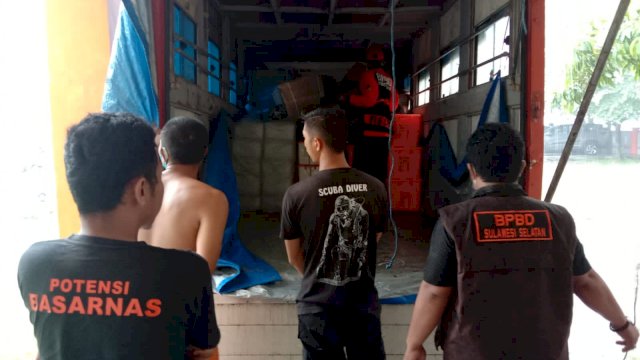 Proses penyaluran Bantuan untuk Korban Banjir di Kabupaten Bantaeng oleh BPBD Sulsel, Sabtu (20/11/2021).
