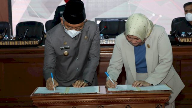 Gubernur Sulbar Ali Baal Masdar bersama Ketua DPRD St. Suraidah Suhardi, menandatangani KUA PPAS APBD 2022, Minggu (21/11/2021).