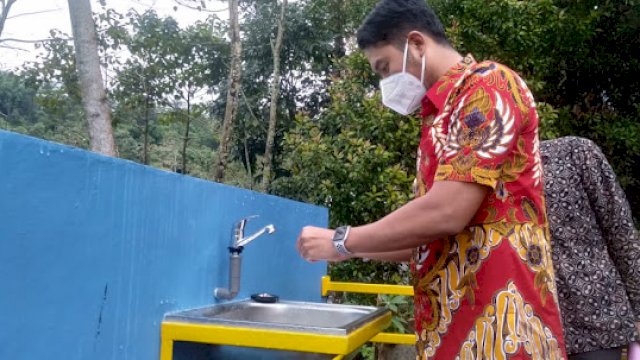 Bupati Sinjai Andi Seto Ghaditsa Asapa meresmikan Pamsimas di gunung Perak, kecamatan Sinjai barat, Senin (22/11/2021).