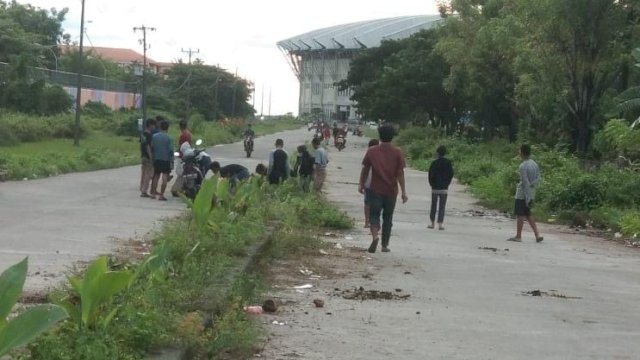 Warga RW 03 Pattukangan Kelurahan Barombong, kecamatan Tamalate, Kota Makassar, membubarkan aksi balapan liar yang meresahkan warga, Senin (22/11/2021). Warga juga menutup jalan menggunakan Batang Pohon.